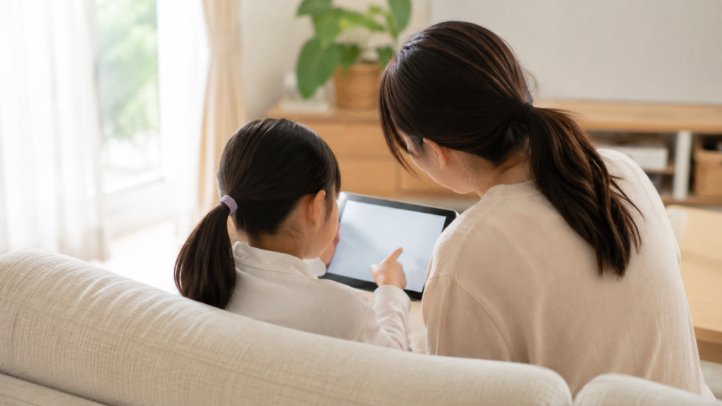 オンラインで英語レッスンを受ける小学生のイメージ